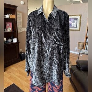 Pilcro black & silver velvet snake print button up shirt-size XL